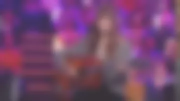 The blazer in wool and cotton plaid Gucci of Clara Luciani in Taratata 100 % Live the 01.10.2019