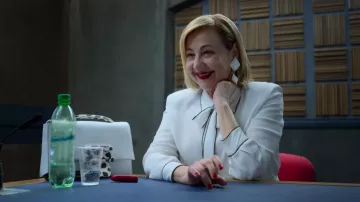 The square ring of Isabel (Carmen Machi) in Criminal: Spain (S01E01)