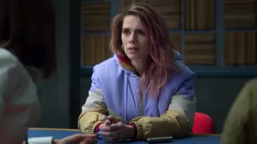 Les boucles d'oreille de Stacey Doyle (Hayley Atwell) dans Criminal: Royaume Uni (S01E02)