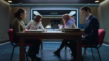 Les sneakers Nike Blazer de Stacey Doyle (Hayley Atwell) dans Criminal: Royaume Uni (S01E02)