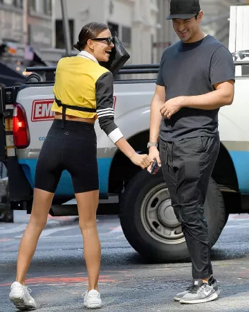 Au-delà de Yoga de Haute Taille Motard Shorts portés par Irina Shayk à Manhattan 2 octobre 2019