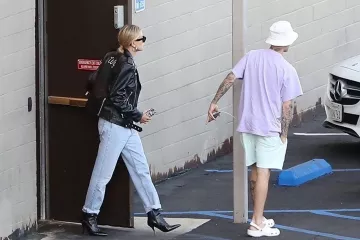 Celine Personnalisé Recadrée Perfecto porté par Hailey Baldwin Beverly Hills, le 2 octobre 2019
