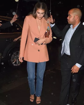 Re Fait de grande hauteur Moyenne Flare Jeans portés par Kaia Jordan Gerber Miu Miu Dîner du 1er octobre 2019
