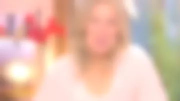 Le pull col v de Agathe Lecaron dans La maison des maternelles