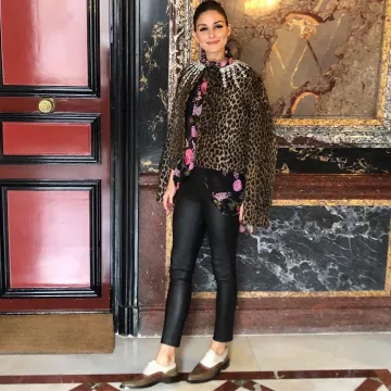 J marca alana recortada pantalones pitillo de cuero de gran altura usados por Olivia Palermo Giambattista Valli Fashion Show 30 de septiembre de 2019