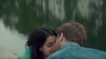 Les boucles d'oreilles créoles dorées à trois anneaux portées par Myriam (Leïla Bekhti) dans Chanson douce