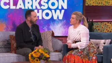 Blusa de detalle bordado Zimmermann usada por Kelly Clarkson en The Kelly Clarkson Show 3 de octubre de 2019