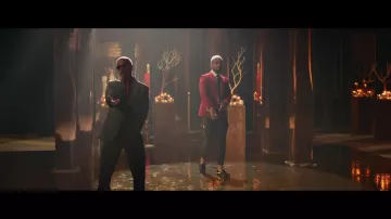 Veste de costume bordeau portée par Maluma dans Maluma, J Balvin - Qué Pena (Official Video)