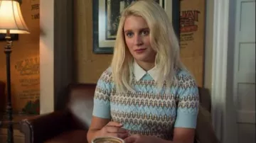 Carven bleu zigzag jacquard à manches courtes, pull porté par Alice (Julia Schlaepfer) dans Le politique Saison 1 Épisode 8