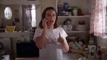 Re fait los angeles skyline classic tee porté par Angie d'Amato (Leighton Meester), en les Parents Célibataires Saison 2 Épisode 2