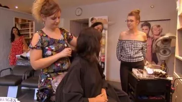 La blouse a carreaux noire et blanche que porte la témoin de la mariée dans 4 mariages pour 1 lune de miel du 2/10/2019