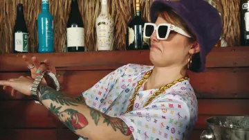El bob púrpura de Pirate Heart en Pirate Heart - Woman like U (clip oficial)