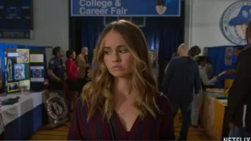 Blusa de sloane roja y azul en raya janeiro usada por Patty Bladell (Debby Ryan) en Insatiable Season 2 Trailer 