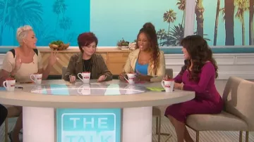 Cinq una chaqueta de cintura con cordón ligera de septiembre usada por Sharon Osbourne en The Talk 3 de octubre de 2019