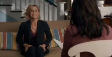 Ted baker bourgogne lilyane oxblood maillage camisole porté par Claire Dunphy (Julie Bowen) dans Modern Family Saison 11 Épisode 2