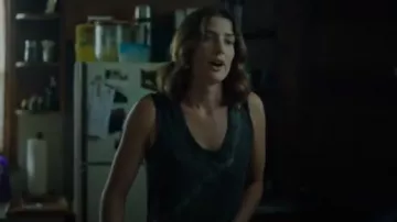 Camiseta sin mangas tie dye gris oscuro usada por Dex Parios (Cobie Smulders) en Stumptown Temporada 1 Episodio 2