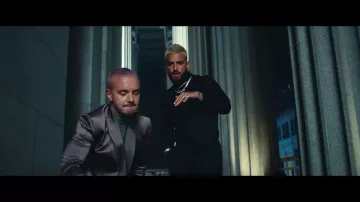 Veste de costume grise satiné portée par J Balvin dans le clip Maluma, J Balvin - Qué Pena (Official Video)