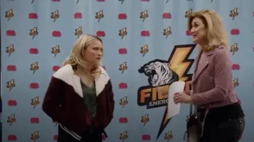 Nike burgundy y hite zip fleece fur bomber jacket usado por Roxy Doyle (Emily Osment) en Almost Family Temporada 01 Episodio 01