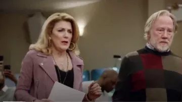 Chaqueta de moto de ante rosa en blanco de Nueva York usada por Diane Doyle (Victoria Clark) en Almost Family Temporada 01 Episodio 01