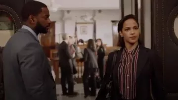 Blusa frontal de botones a rayas azul marino y rojo usada por Edie Palmer (Megalyn Echikunwoke) en Almost Family Temporada 01 Episodio 01