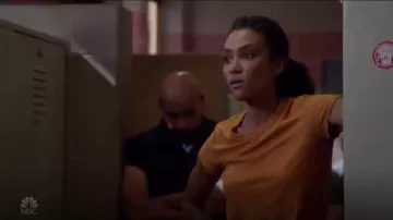 Madewell susurra camiseta de cuello de tripulación usada por (Annie Ilonzeh) Chicago Fire Temporada 8 Episodio 2