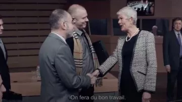 Chaqueta de tweed gris usada por Christine Lagarde (Josiane Pinson) en Adults in the Room