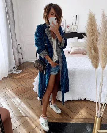 La petit sac marron et noir Camero Case Fendi porté par Zoé sur le compte Instagram de @babiolesdezoe