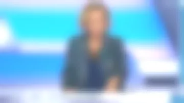 Le caraco bleu en soie , dentelle noire de Caroline Roux dans C dans l'air le 03.10.2019