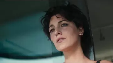 Les boucles d'oreille de Stephanie Patrick (Blake Lively) dans The Rhythm Section