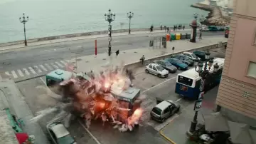 La vue sur la rue Arquitecto Acero depuis la Cathédrale nouvelle de Cadix en Espagne dans The Rhythm Section