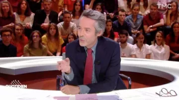 la camisa gris de Yann Barthès en Quotidien