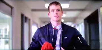 Bombers lacoste porté par Guzmàn Miguel Bernardeau dans la série Élite