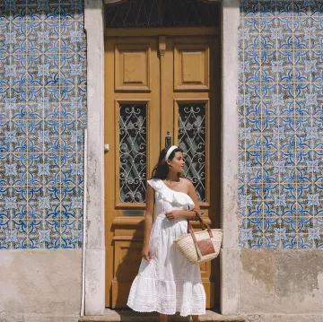 La cesta del bolso beige loewe y la insignia de cuero marrón que lleva Sarah Christine en la cuenta de Instagram de @sarahchristine 