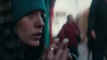 La bague dorée de Stephanie Patrick (Blake Lively) dans The Rhythm Section