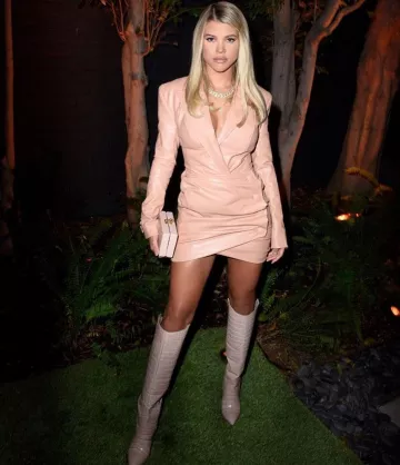 Vince Camuto Kervana Point Toe Boot usado por Sofia Richie Vince Camuto's Sunset Soiree Cocktail Event 2 de octubre de 2019
