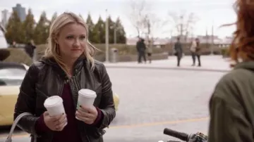 Free People Black Leather Hooded Jacket usada por Roxy Doyle (Emily Osment) en Almost Family Temporada 01 Episodio 01