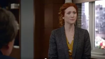 J Crew Dark Grey Wool Blazer usado por Julia Bechley (Brittany Snow) en Almost Family Temporada 01 Episodio 01