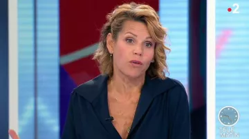 La combinaison navy col à revers de Laura Tenoudji dans Télématin le 02.10.2019
