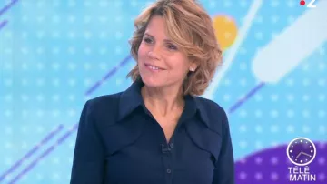 La chemise bleu nuit avec empiécements épaules de Laura Tenoudji dans Télématin le 03.10.2019