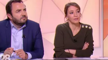 Sweater khaki with golden buttons on shoulder of Nadia Daam in 28 minutes