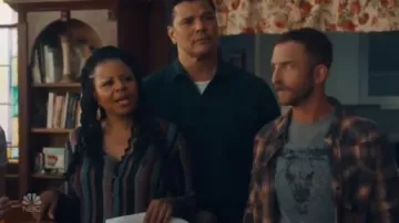 Rails de beaux stripe tie de la taille, bouton en bas chemisier porté par Leanne (Shanice Williams) en Parfaite Harmonie Saison 1 Épisode 2