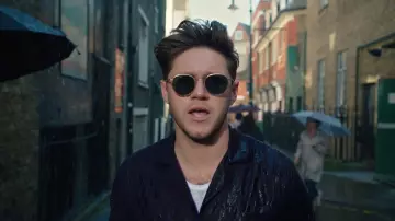 Lunettes de soleil dorées de Niall Horan dans le clip Niall Horan - Nice To Meet Ya (Official)