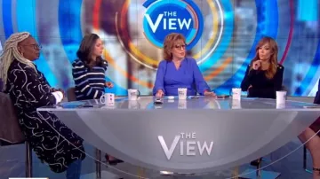 Blusa elie Tahari Reva usada por Joy Behar en The View 4 de octubre de 2019