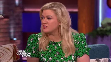 Marc Jacobs Sofia ama el vestido de los años 40 usado por Kelly Clarkson en The Kelly Clarkson Show 4 de octubre de 2019