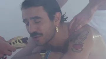Pendiente de rayo dorado de Raphaël Faget-Zaoui en Therapie TAXI - Egotrip (Clip oficial)