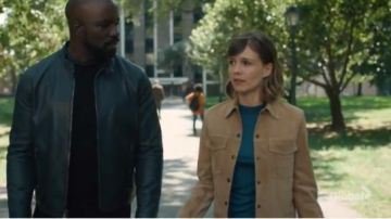 La théorie tan femmes est en daim trucker jacket porté par le Dr Kristen Bouchard (Katja Herbers) dans le Mal Saison 1 Épisode 2