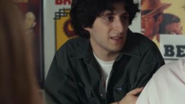 La chemise verte large portée par Yvan (Jeremy Lewin) dans La Vérité si je mens ! Les débuts