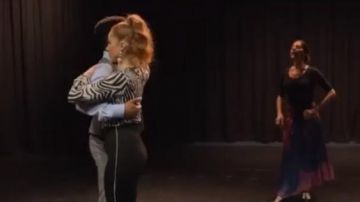 Leggings negros de Zara con rayas laterales usados por Zara (Sophia La Porta) en Cuatro bodas y un funeral Temporada 1 Episodio 6