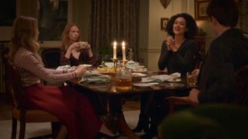 Tara jarmon falda plisada midi roja usada por Ainsley Howard (Rebecca Rittenhouse) en Four Weddings and a Funeral Temporada 1 Episodio 3