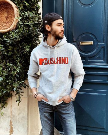 Gris Capuche Moschino MTV porté par Nicolas Simoes sur l'Instagram account @nicolassimoes